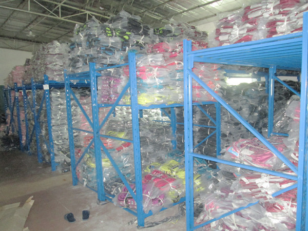 1573005564320460.jpg 服裝行業(yè)中型貨架.jpg